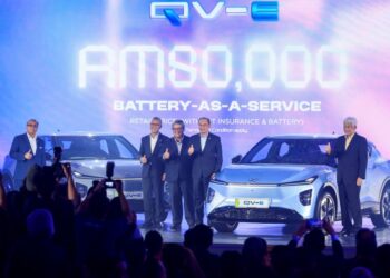 ANWAR (dua, kanan) bersama Presiden Perodua, Datuk Seri Zainal Abidin Ahmad (tengah) bergambar bersama Perodua QV-E selepas melakukan gimik Majlis Peluncuran Kenderaan Elektrik (EV) Pertama Perodua di Dewan Perdana MITI, Kuala Lumpur, hari ini. Turut sama, Menteri Pelaburan, Perdagangan dan Industri (MITI), Tengku Datuk Seri Zafrul Tengku Abdul Aziz (dua, kiri). - UTUSAN/FARIZ RUSADIO