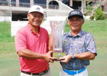 HISHAM Pajar (kiri) dan Setiausaha kejohanan, Kol (B) Amirruddin Sadali menunjukkan piala pusingan bakal menjadi rebutan di Kejohanan Cabaran Golf Senior Melaka 2025.