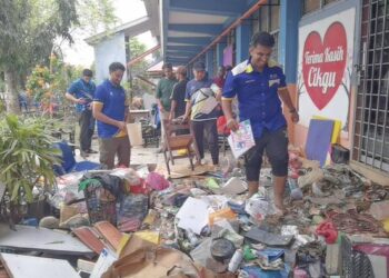 SUKARELAWAN Universiti Malaysia Perlis (UniMAP) membantu melaksanakan kerja-kerja pembersihan di SMK Dato’ Sheikh Ahmad yang terjejas teruk akibat banjir di Arau, Perlis baru-baru ini.