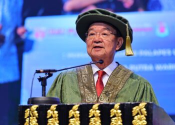 PETER Chin Fah Kui berucap pada pada Majlis Konvokesyen UPM Ke-49 Sidang 2 di Dewan Besar, Pusat Kebudayaan dan Kesenian Sultan Salahuddin Abdul Aziz Shah UPM, Serdang, Selangor.
