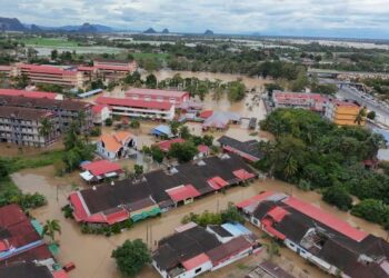 PEMANDANGAN dari udara keadaan banjir di Arau, Perlis baru-baru ini. –UTUSAN/SAIFUL NIZAM SUKUR