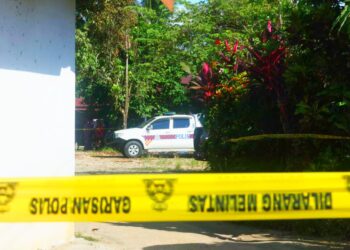 MAYAT mangsa bunuh di Kampung Paku, Gual Ipoh dibawa keluar menggunakan trak pikap untuk ke Unit Forensik Hospital Tanah Merah, Kelantan. - UTUSAN/KAMARUL BISMI KAMARUZAMAN