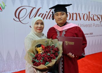 MUHAMMAD Syazni Hanif Mohd. Rafi bersama ibunya pada Majlis Konvokesyen UPM Ke-49 di Serdang, Selangor.
