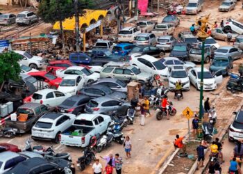 Antara kereta yang masih tersadai selepas ditenggelami banjir di Hat Yai, baru-baru ini.