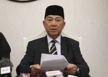 JOACHIM Gunsalam dalam sidang akhbar selepas mengangkat sumpah Kabinet Sabah di Kediaman Rasmi Ketua Menteri Sabah, Sri Gaya.-UTUSAN/AMIR KHALID