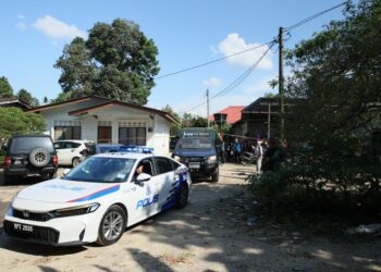 MAYAT mangsa dibawa dari Kampung Paku, Gua Ipoh ke Unit Forensik Hospital Tanah Merah, Kelantan untuk bedah siasat.-UTUSAN/KAMARUL BISMI KAMARUZAMAN