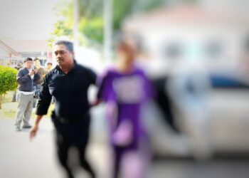 SUSPEK kes bunuh isteri di Kampung Paku, Gual Ipoh (kanan) diiringi anggota polis semasa dibawa untuk mendapatkan perintah tahanan reman di Mahkamah Majistret Tanah Merah, Kelantan. - UTUSAN/KAMARUL BISMI KAMARUZAMAN