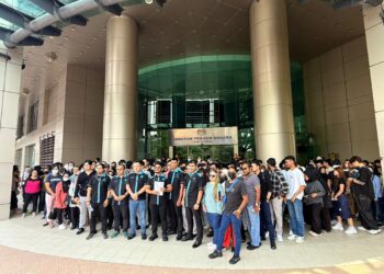 ANTARA mangsa kes penipuan Program Pelaburan Matawang Forex hadir menyerahkan dokumen kepada AGC, Putrajaya. - UTUSAN/NURIN NABILAH