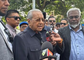 MAHATHIR Mohamad pada sidang akhbar selepas membuat laporan polis terhadap Perdana Menteri berhubung ART antara Malaysia dengan AS di IPD Putrajaya, Putrajaya.