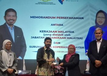 MOHD. Uzir (dua dari kiri) dan Noor Afifah (dua dari kanan) menghadiri majlis menandatangani MoU antara DOSM dan SKM di Menara Suruhanjaya Koperasi Malaysia, Kuala Lumpur, di sini, semalam.