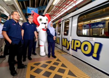 YUSNIEZA Syarmilla Yusoff semasa menyaksikan tren gerabak MyIPO dalam  Majlis Pelancaran Promosi MyIPO @ LRT di Stesen LRT Taman Jaya, di sini, hari ini. - Gambar: MyIPO