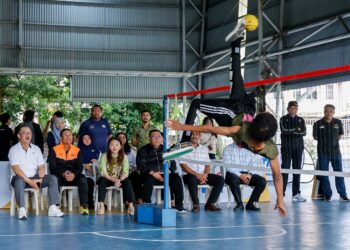 MENTERI Belia dan Sukan, Hannah Yeoh dan Presiden Persatuan Sepaktakraw Malaysia (PSM), Datuk Mohd Sumali Reduan melihat aksi para peserta pada Kursus Latihan Asas Sukan Sepak Takraw, di SJKC Kwong Hon, Sungai Besi, di sini hari ini.-UTUSAN/SHIDDIEQIIN ZON