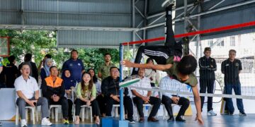 MENTERI Belia dan Sukan, Hannah Yeoh dan Presiden Persatuan Sepaktakraw Malaysia (PSM), Datuk Mohd Sumali Reduan melihat aksi para peserta pada Kursus Latihan Asas Sukan Sepak Takraw, di SJKC Kwong Hon, Sungai Besi, di sini hari ini.-UTUSAN/SHIDDIEQIIN ZON
