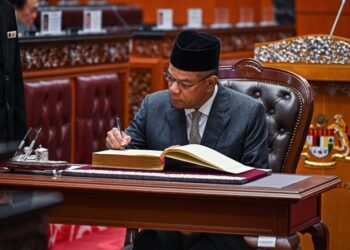 SAIFUDDIN Nasution Ismail antara tiga menteri Kabinet mengangkat sumpah di Dewan Negara, hari ini