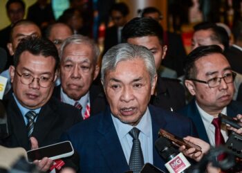 TIMBALAN Perdana Menteri, Datuk Seri Ahmad Zahid Hamidi ketika ditemui pemberita pada majlis perasmian Sidang Kemuncak Perbualan Cyberjaya 2025 (CC2025) di Pusat Konvensyen Kuala Lumpur di sini, hari ini. - UTUSAN/SYAKIR RADIN