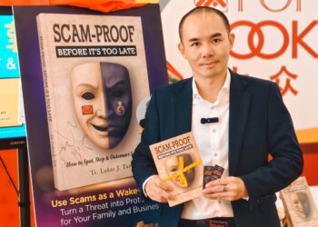 LUKAS J. Tan ketika majlis pelancaran buku berjudul 'Scam-Proof: Before It Too Late' di sebuah pusat beli-belah di Butterworth, Pulau Pinang, baru-baru ini.
