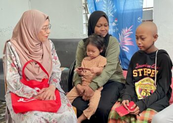 MUHAMMAD Qhosiff Basyar Abdul Haziq (kanan) bersama Shanaz Fazira Saidin ketika menerima kunjungan Pengerusi Cancer Survivors Malaysia (CSM), Zuraini Kamal.