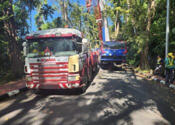 TINDAKAN kontraktor pemotongan pokok menutup dua laluan utama di kawasan Mount Pleasure di Tanjung Bungah, George Town, Pulau Pinang dengan dua buah kren bersaiz besar menjadi punca pertengkaran antara Jagdeep Singh Deo dengan kumpulan pekerja yang terlibat.-GAMBAR/FACEBOOK JAGDEEP SINGH DEO