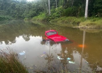 KEADAAN kereta dipandu Allahyarham Muhammad Amidee Abdullah yang terbabas ke dalam sebuah tasik di Universiti Malaysia Kelantan (UMK) Kampus Jeli, Kelantan kelmarin.