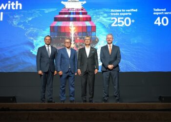 TENGKU Zafrul (dua dari kanan) bersama  Rafe Haneef (kiri), Pengerusi MBSB, Datuk Wan Kamaruzaman Wan Ahmad (dua dari kiri) dan John Carroll (kanan) pada Majlis Malaysia Smart Manufacturing Awards (MSMA) 2025 yang berlangsung di Menara MATRADE, Kuala Lumpur.