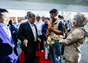 Mohamad Sabu melawat reruai pada Majlis Pra-Pelancaran MAHA 2026, di MAEPS Serdang, di sini hari ini. UTUSAN/ SHIDDIEQIIN ZON