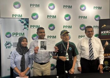 Mangsa, Muhammad Syafiq Pubalan Abdullah (dua dari kiri) bersama ketua aktivis Persatuan Pengguna Islam Malaysia (PPIM), Datuk Nadzim Johan (dua dari kanan) mendedahkan modus operandi sindiket tipu kerja di Kemboja dalam sidang media di Villa Puteri Condominium, Kuala Lumpur.
