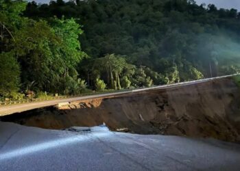 KEADAAN runtuhan tanah yang berlaku di jalan Gua Musang-Lojing di Kilometer 45 berhampiran Pos Blau, Gua Musang, Kelantan.-IHSAN JKR GUA MUSANG.
