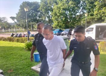 MUHAMMAD Nazmi Izzuddin Muhamad Zubairi diiringi oleh anggota polis ketika dibawa ke Kompleks Mahkamah Balik Pulau, Pulau Pinang hari ini atas pertuduhan cuba membunuh isterinya, Ogos lalu.-UTUSAN/SAFINA RAMLI