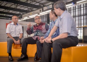 SHAMSUL Azri Abu Bakar hadir sesi lawatan menyantuni pengguna MRT di Stesen MRT Cyberjaya City Centre. - UTUSAN/FAIZ ALIF ZUBIR