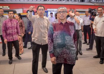 SHAMSUL Azri ketika lawatan ke MRT di Stesen Cyberjaya City Centre dan Stesen Putrajaya Sentral. - UTUSAN/FAIZ ALIF ZUBIR
