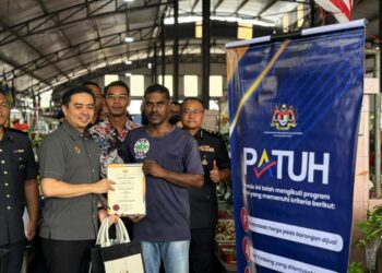 MOHD. Zuhairi Mat Radey menyampaikan sijil penyertaan kepada peniaga kerana mematuhi kriteria program PATUH di Pasar Awam Dengkil, Sepang.