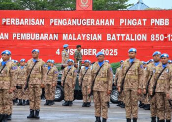 MOHD. Nizam Jaafar melakukan memeriksa perbarisan pada Majlis Perbarisan Penganugerahan Pingat Perkhidmatan Negara Bangsa-Bangsa Bersatu (PNBB) dan Pembubaran Batalion Malaysia (Malbatt) 850-12 di Padang Kawad, Pusat Latihan Asas Tentera Darat (Pusasda) Port Dickson hari ini.-UTUSAN/MOHD. SHAHJEHAN MAAMIN.