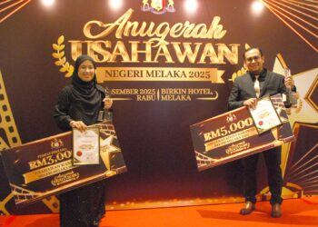 NURUL Ain Jaafar dan suaminya, Muhammad Munawir Muhammad Ashad bersama dua anugerah yang dimenangi pada Anugerah Usahawan Negeri Melaka 2025 di Klebang Besar, Melaka. - UTUSAN/AMRAN MULUP