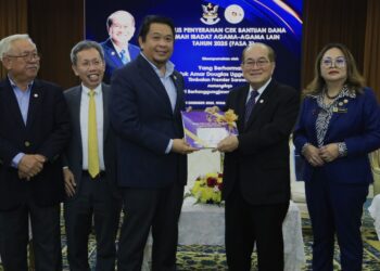 Uggah menyampaikan Cek Bantuan Dana Rumah Ibadat Agama-Agama Lain 2025 Fasa 3 kepada Ahli Parlimen Sibuti, Lukanisman Awang Sauni.