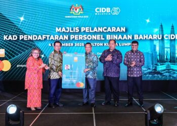 ALEXANDER Nanta Linggi (tengah) bersama Pengerusi Lembaga Pembangunan Industri Pembinaan Malaysia (CIDB), Yusuf Abdul Wahab (dua kiri) ketika sesi bergambar pada Majlis Pelancaran Kad Pendaftaran Personel Binaan Baharu CIDB di Hilton Kuala Lumpur di sini, hari ini. - UTUSAN/SYAKIR RADIN