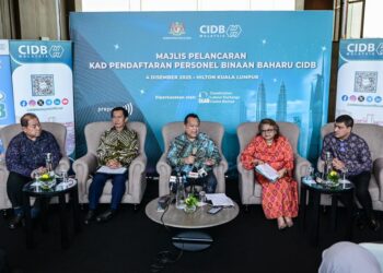 ALEXANDER Nanta Linggi (tengah) ketika sesi sidang media pada Majlis Pelancaran Kad Pendaftaran Personel Binaan Baharu CIDB di Hilton Kuala Lumpur di sini, hari ini. - UTUSAN/SYAKIR RADIN