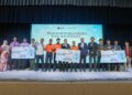 Pengarah Bahagian Pendidikan dan Latihan Teknikal dan Vokasional (BPLTV) KPM, Zulkernai Fauzi, (tengah) dan Ketua Pegawai Eksekutif EON Berhad, Akkbar Danial bersama semua pemenang EON Tech Future Camps 2025.