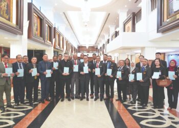 STEVEN Sim (tiga dari kiri) bersama dengan pemegang taruh utama dan pengurusan Kementerian Sumber Manusia (KESUMA) selepas Akta 
Keselamatan Sosial Pekerja 2025 diluluskan Dewan Rakyat, Selasa lalu.