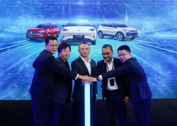 LI Chunrong (tengah) ketika menyempurnakan gimik pelancaran pada Majlis Pelancaran Proton Tech Showcase di Proton Auditorium di sini, semalam. - UTUSAN/ ISKANDAR ISHAK