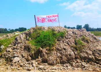 SALAH satu kain rentang  meluahkan rasa kecewa selepas Projek Lembangan Sungai Bersepadu (PLSB) Sungai Golok  yang menyebabkan mereka berdepan masalah banjir termenung di Kampung Derdap, Pengkalan Kubor, Kelantan.-UTUSAN/YATIMIN ABDULLAH.