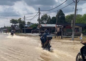 JALAN Sungai Serai, Hulu Langat, Selangor dilimpahi air susulan hujan lebat pada awal pagi semalam menyebabkan lebih 500 meter laluan itu ditutup.