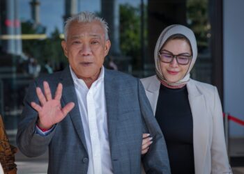 ALLAHYARHAM  Bung Moktar Radin ketika bersama Zizie Izette