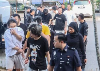 SERAMAI 18 warga asing dari Jepun dan China dihadapkan ke Mahkamah Majistret Bukit Mertajam, Pulau Pinang hari ini atas pertuduhan melakukan penipuan dalam talian, bulan lepas.-UTUSAN/DANIAL SAAD