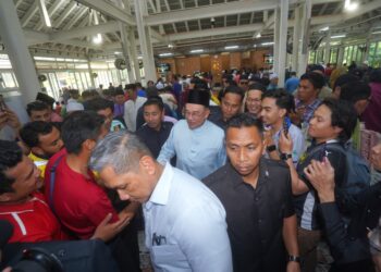 ANWAR Ibrahim menyantuni jemaah selepas hadir menunaikan solat Jumaat di Masjid Cyberjaya 10, Cyberjaya hari ini - UTUSAN/FAISOL MUSTAFA