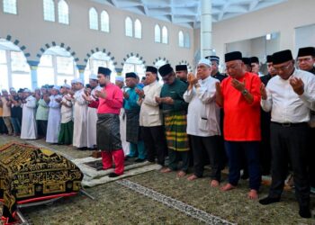 RIBUAN jemaah hadir enunaikan solat jenazah Allahyarham Bung Moktar Radin selepas selesai solat Jumaat di Masjid Bandaraya Kota Kinabalu di sini.