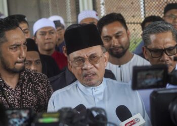 ANWAR Ibrahim ditemui pemberita selepas menunaikan solat Jumaat di Masjid Cyberjaya 10, hari ini.-UTUSAN/FAISOL MUSTAFA