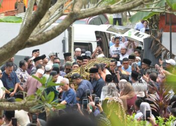 JENAZAH Allahyarham Bung Moktar dibawa ke Tanah Perkuburan Islam Kampung Likas, Sabah sebelum selamat dikebumikan pada pukul 2.25 petang tadi-GAMBAR/JABATAN PENERANGAN