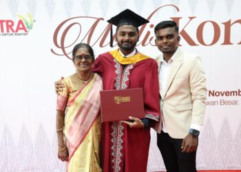 R. SATHIS bersama ibunya, D. Kalaivani dan abangnya, R. Kovalan ketika ditemui pada Majlis Konvokesyen UPM Ke-49 di Serdang, Selangor, semalam.