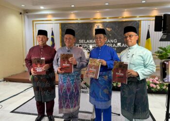 AMINUDDIN Harun (dua dari kiri) sebelum membentangkan Belanjawan Negeri Sembilan Tahun 2026 di Seremban hari ini.-UTUSAN/NOR SHAFIQAH MOHD. GHAZALI.