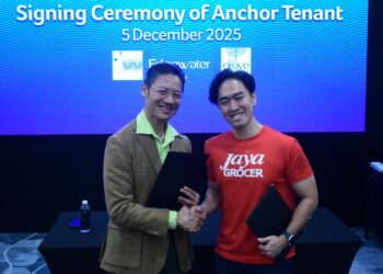 BEH Huck Lee (kiri) dan Daniel Teng (kanan) dalam Majlis menandatangani perjanjian antara Eupe dan Jaya Grocer di sini, semalam.